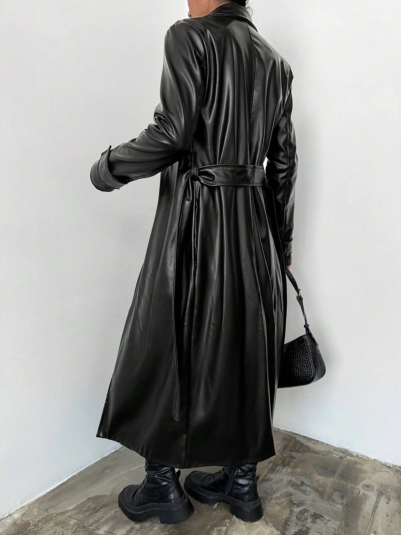 Gabardina con cuello de solapa, cinturón y acabado brillante.