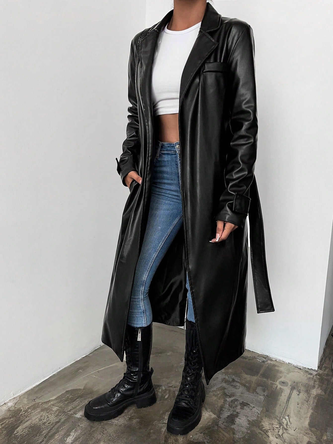 Gabardina con cuello de solapa, cinturón y acabado brillante.
