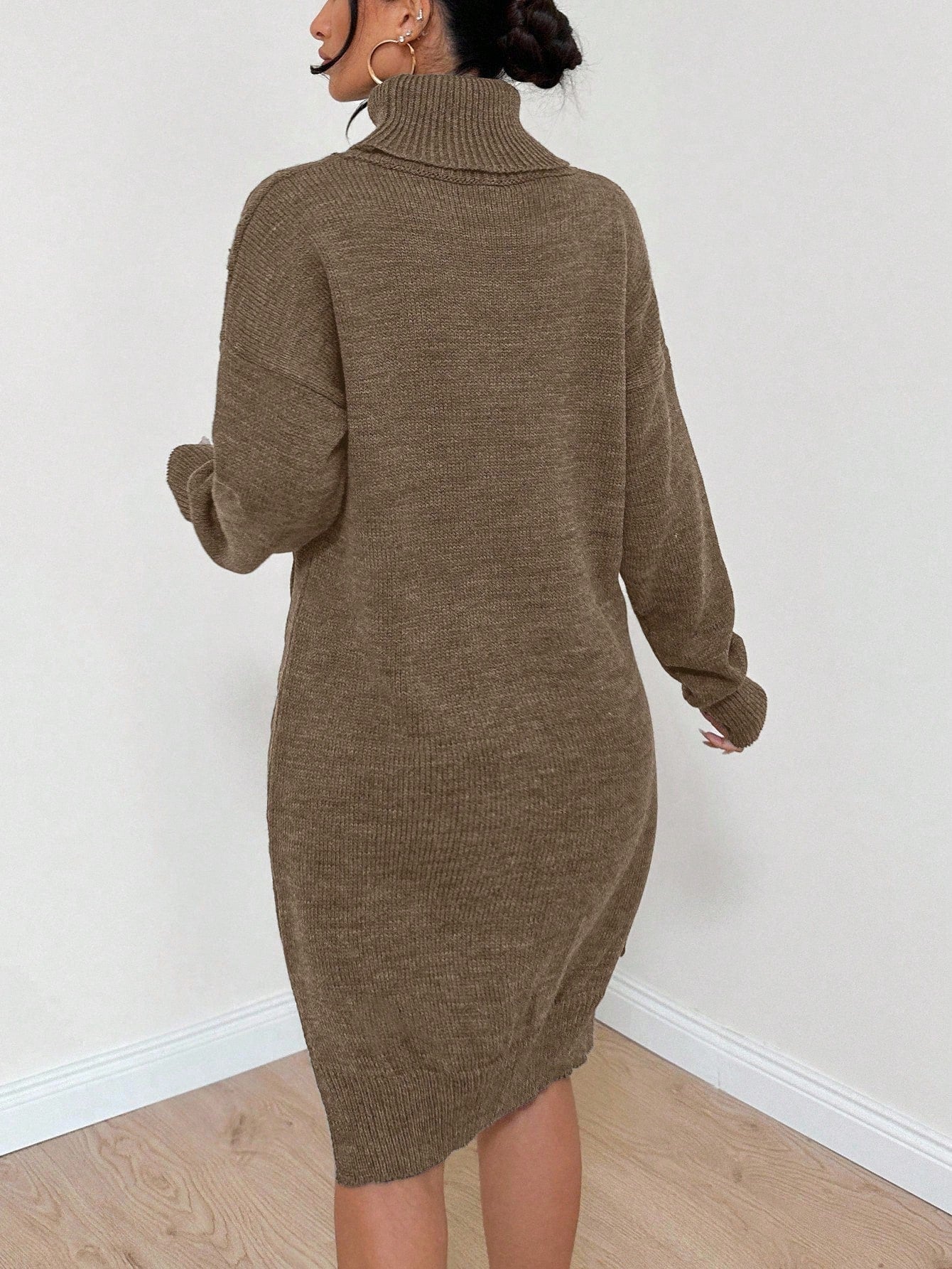 Top de punto de algodón Ruechic de largo medio para mujer con tejido floral complejo, cuello vuelto, cinturón en la cintura y dobladillo asimétrico.