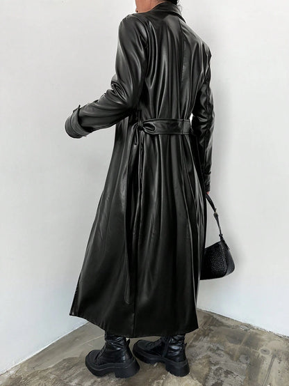 Gabardina con cuello de solapa, cinturón y acabado brillante.