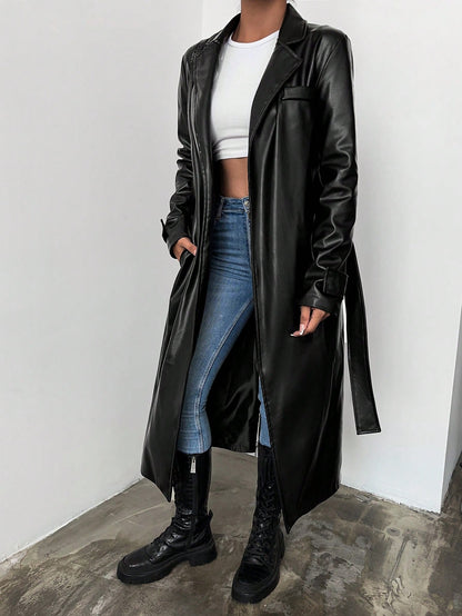Gabardina con cuello de solapa, cinturón y acabado brillante.