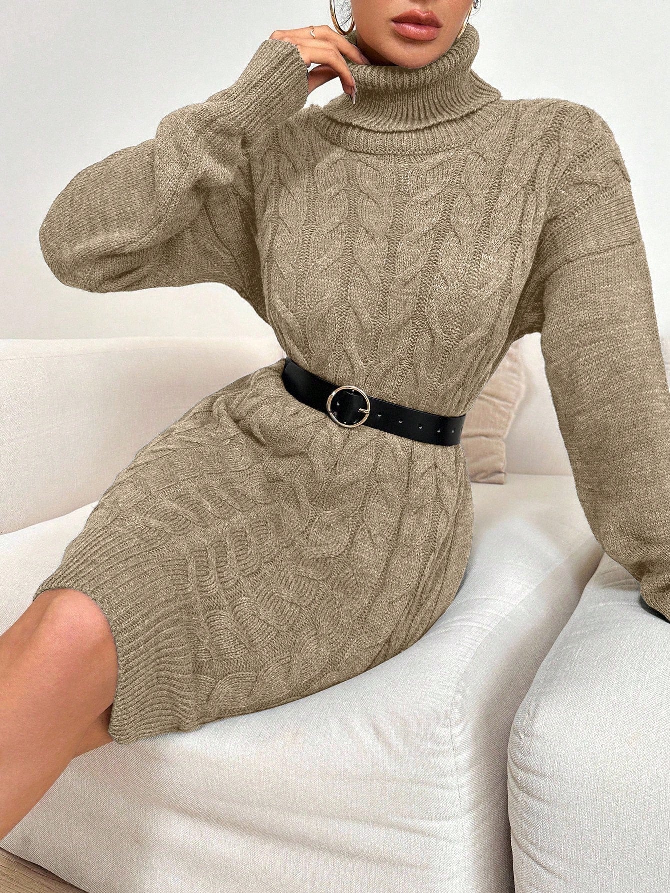 Top de punto de algodón Ruechic de largo medio para mujer con tejido floral complejo, cuello vuelto, cinturón en la cintura y dobladillo asimétrico.