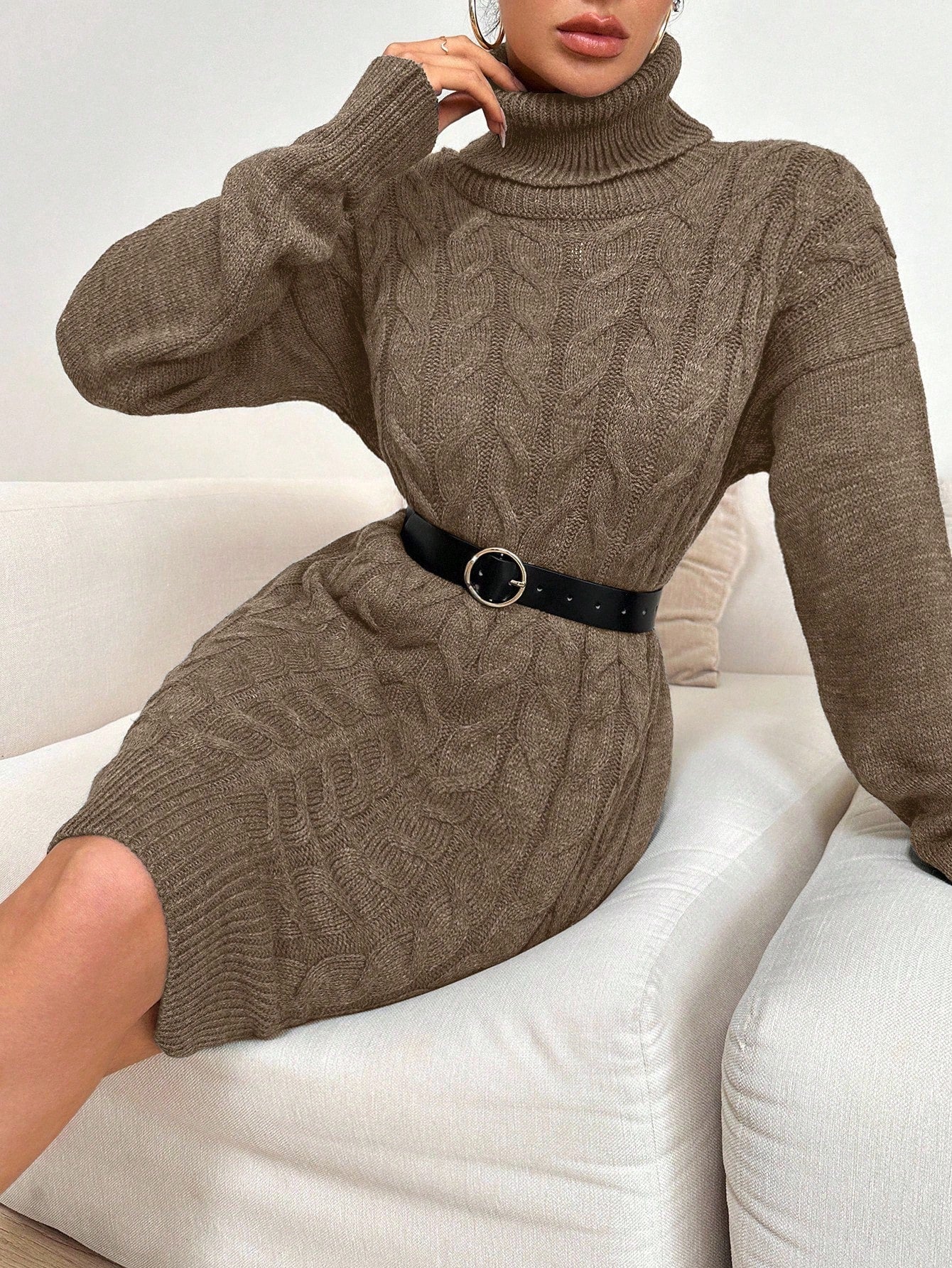 Top de punto de algodón Ruechic de largo medio para mujer con tejido floral complejo, cuello vuelto, cinturón en la cintura y dobladillo asimétrico.