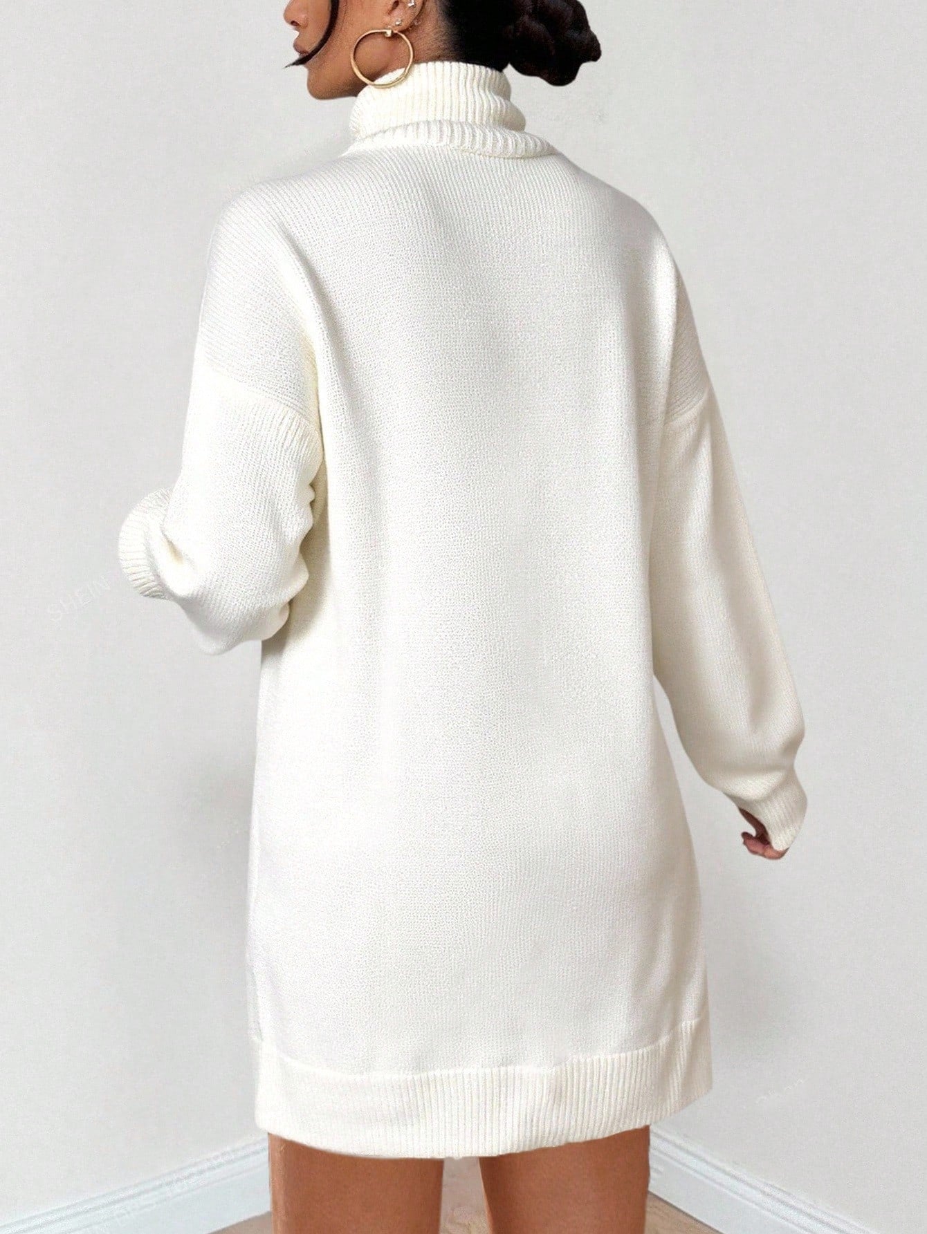 Top de punto de algodón Ruechic de largo medio para mujer con tejido floral complejo, cuello vuelto, cinturón en la cintura y dobladillo asimétrico.